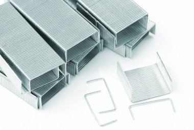 Yığın beyaz zemin üzerine Tel zımba.