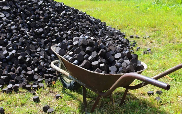 Old wheelbarrow used bringing coal — Stock Photo, Image