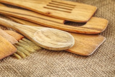 Rustik bir arka plan üzerinde çeşitli mutfak eşyaları. 