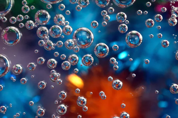 Bulles macro d'eau sur fond coloré — Photo