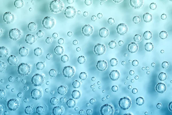 Makrokohlendioxid (CO2) -Blasen im Wasser auf blauem Hintergrund, ökologisches Konzept — Stockfoto