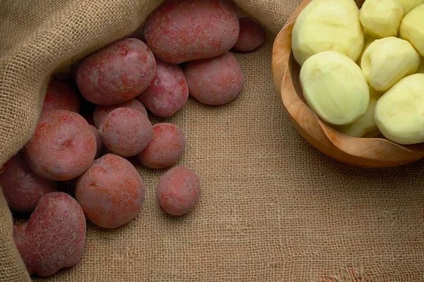 Pommes de terre entières et pelées rouges neuves — Photo