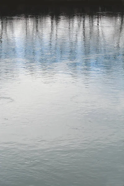 Träd Reflektioner Över Floden Abstrakt Bakgrund — Stockfoto