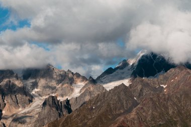 Dağlardaki buzulun manzarası.