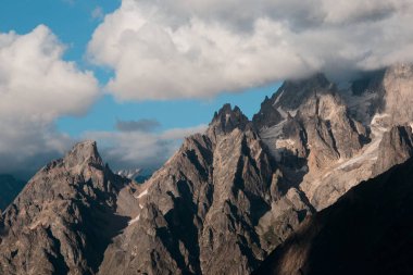 Dağlardaki buzulun manzarası.