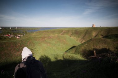 Aziz hedefe dağlar aracılığıyla insan yolculuğu.