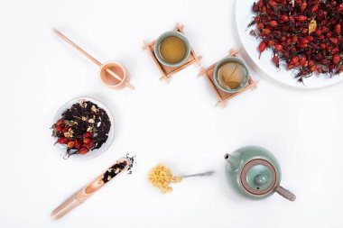Rose hips üzerinde beyaz bir arka plan ile Çin çay.