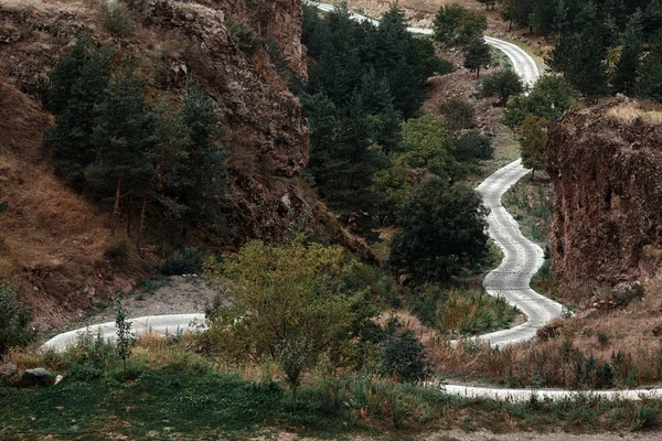 Camino sinuoso que pasa skoz región montañosa de Georgia . —  Fotos de Stock