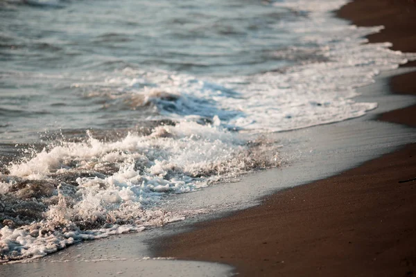 모래 사장에 바다 거품의 아름 다운 파도. — 스톡 사진