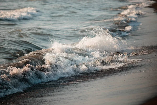 美丽的大海的浪花泡沫在沙滩上. — 图库照片
