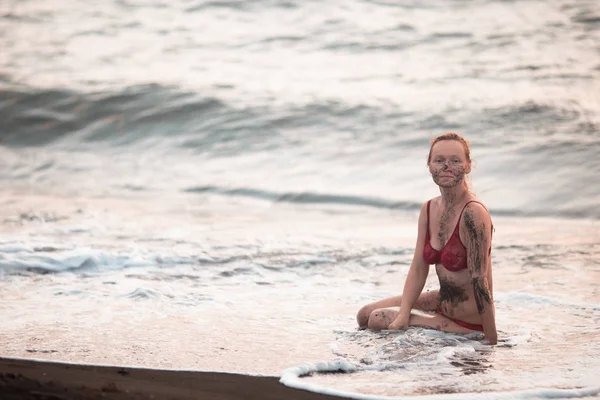 Schönes Mädchen mit guter Laune am Sandstrand des Meeres. — Stockfoto