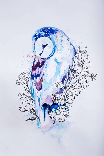 Σκίτσο γαλάζια κουκουβάγια σε χρώματα σε λευκό φόντο. — Φωτογραφία Αρχείου
