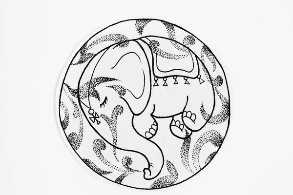 Schwarz-weiße Skizze eines schlafenden Elefantenbabys im Kreis. — Stockfoto