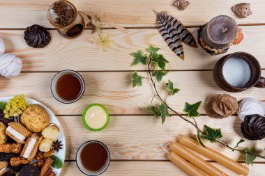 Hafif ahşap arka plan üzerinde çay ile farklı hamur işleri.