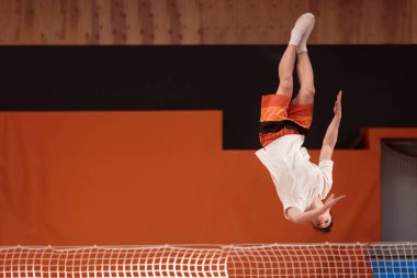 Zarif uçuş trambolin üzerinde genç atlet.