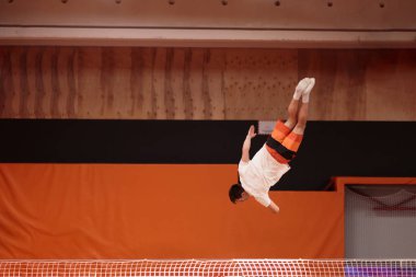 Zarif uçuş trambolin üzerinde genç atlet.