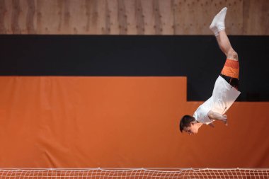 Zarif uçuş trambolin üzerinde genç atlet.