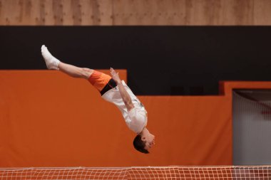 Zarif uçuş trambolin üzerinde genç atlet.