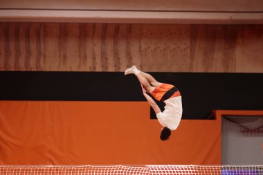 Zarif uçuş trambolin üzerinde genç atlet.