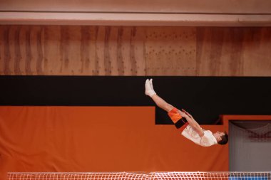 Zarif uçuş trambolin üzerinde genç atlet.