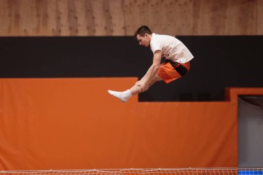 Zarif uçuş trambolin üzerinde genç atlet.