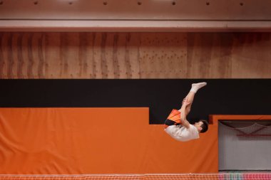 Zarif uçuş trambolin üzerinde genç atlet.