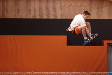 Zarif uçuş trambolin üzerinde genç atlet.