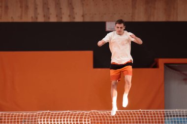 Zarif uçuş trambolin üzerinde genç atlet.