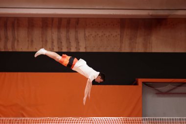 Zarif uçuş trambolin üzerinde genç atlet.