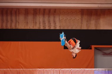 Zarif uçuş trambolin üzerinde genç atlet.