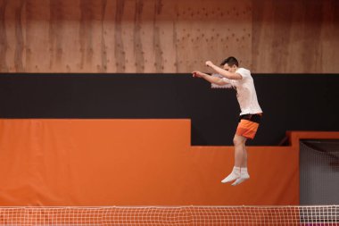 Zarif uçuş trambolin üzerinde genç atlet.