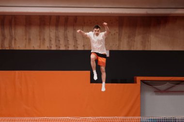 Zarif uçuş trambolin üzerinde genç atlet.