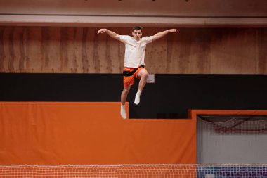 Zarif uçuş trambolin üzerinde genç atlet.