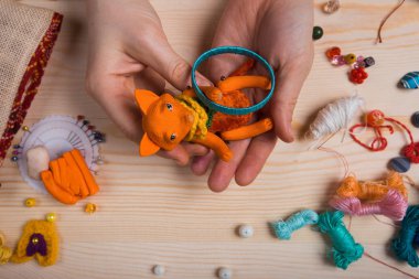 Oyuncak Kızıl Tilki elleri üzerinde ahşap arka plan yaptı..