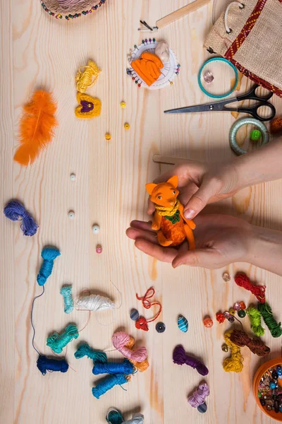 Speelgoed red fox gemaakt zijn handen op de houten achtergrond. — Stockfoto