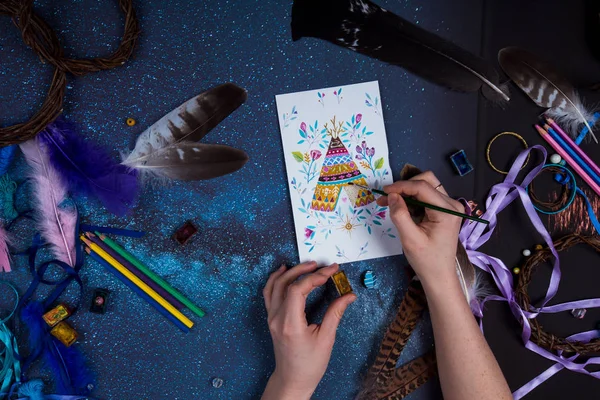 Creatieve sfeer waarin een persoon is betrokken, tekenen schetsen. — Stockfoto