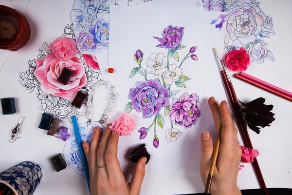 A mesa criativa do artista desenhando esboços . — Fotografia de Stock