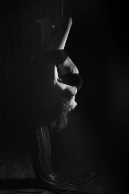 Güzel bir kız bir jimnastik egzersiz yaparak silüeti.