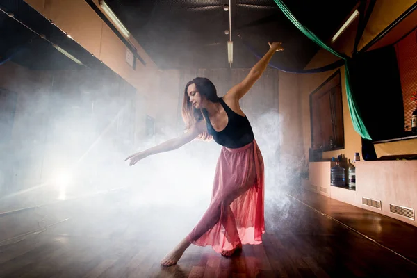 Menina bonita dança elegantemente em fumaça e nevoeiro . — Fotografia de Stock