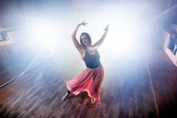 Menina bonita dança elegantemente em fumaça e nevoeiro . — Fotografia de Stock