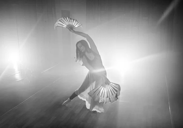 Menina bonita dança elegantemente em fumaça e nevoeiro . — Fotografia de Stock