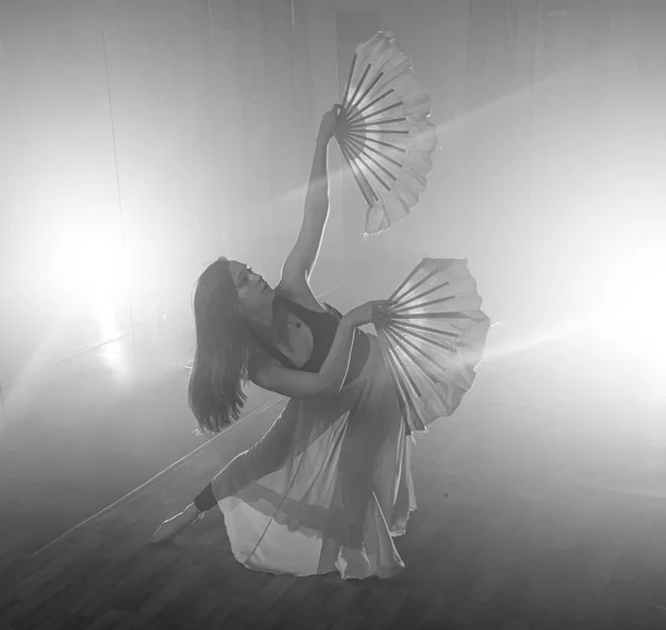 Menina bonita dança elegantemente em fumaça e nevoeiro . — Fotografia de Stock
