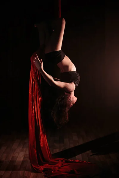 Mooie silhouet van een meisje doen een gymnastische oefening. — Stockfoto