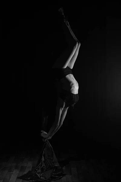 Bela silhueta de uma menina fazendo um exercício de ginástica . — Fotografia de Stock