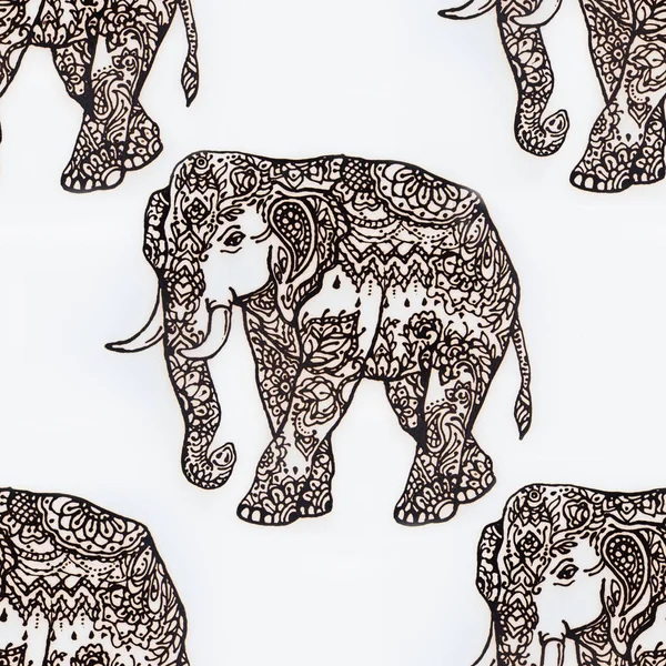 Ilustración perfecta de una henna de elefante sobre un fondo blanco . — Foto de Stock