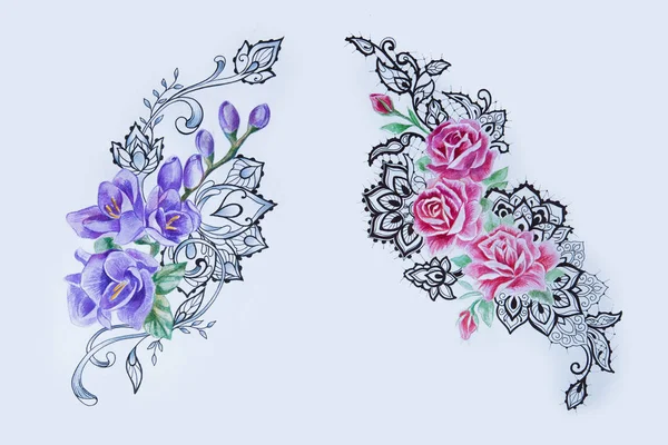 Kroki üzerinde beyaz bir arka plan desenleri güzel kırmızı ve mor çiçekler.