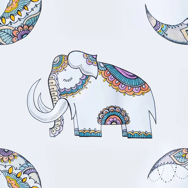 Patrón sin costuras de un hermoso elefante y la luna sobre un fondo blanco . — Foto de Stock