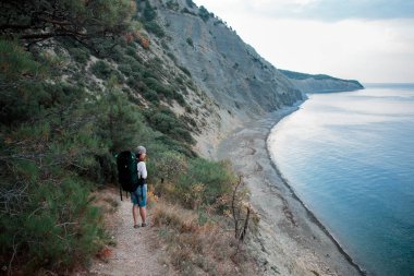 Kız güzel yerlere deniz kıyısında yayılır..