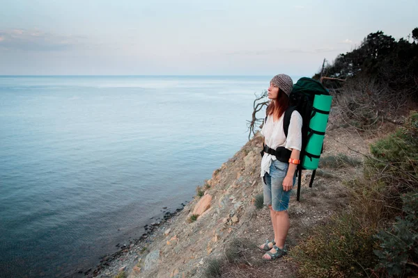 少女は海の海岸に美しい場所に移動します。. — ストック写真