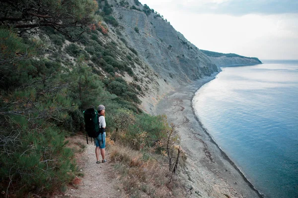 Kız güzel yerlere deniz kıyısında yayılır..